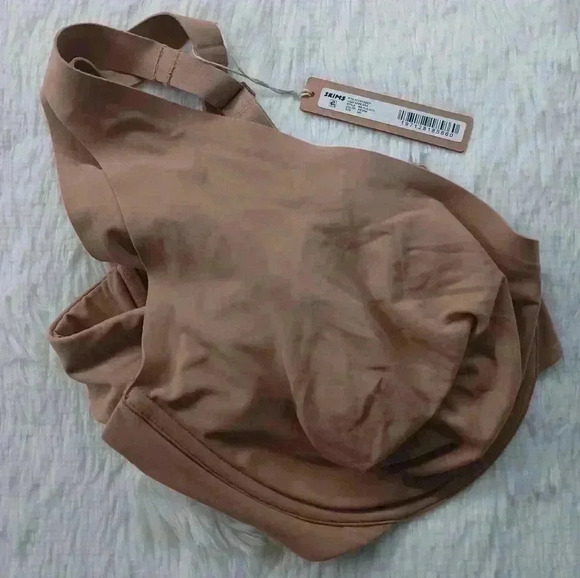 Skims Fits Everybody High Apex Bra - Picture 7 of 8